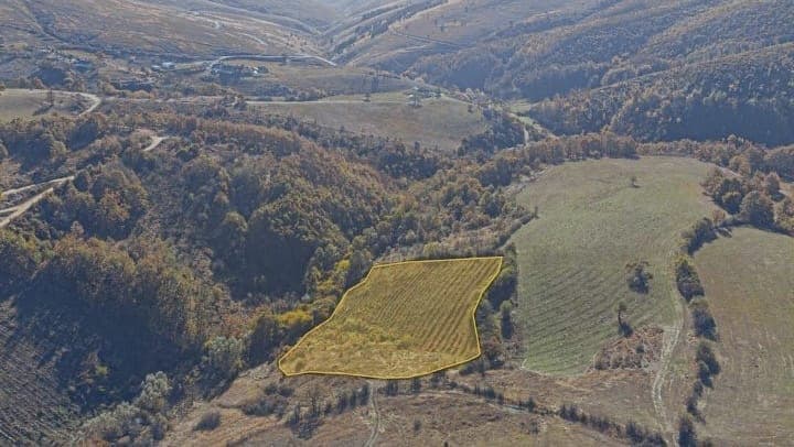 Tokë 1 hektar me qasje në asfalt dhe prrockë në Marec photo 1