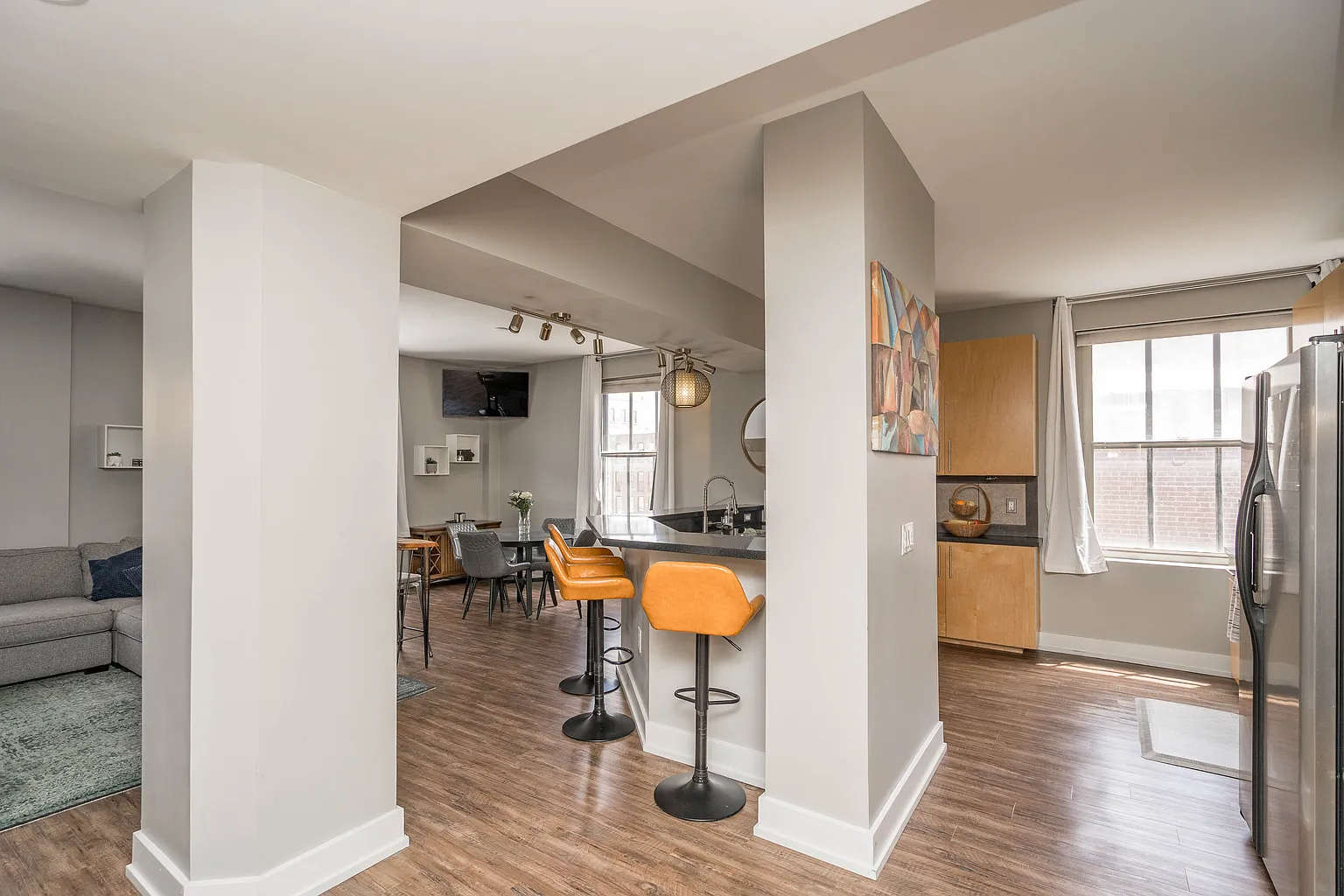Modernes apartment mit stadtblick und offenem design im stadtzentrum